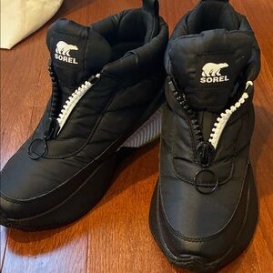 Sorel Women's N About Puffy Lace Walking boot - Like new!